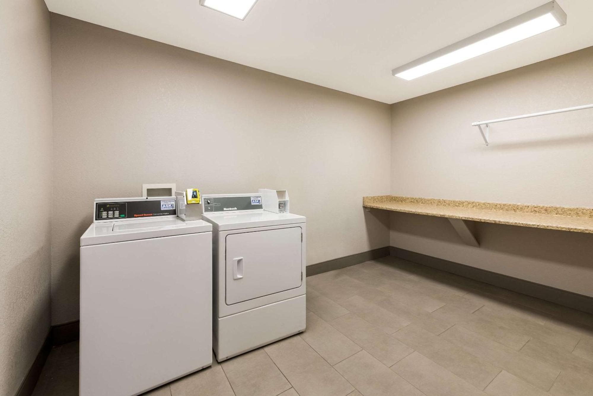 Country Inn & Suites By Radisson, Wichita East, Ks ภายนอก รูปภาพ