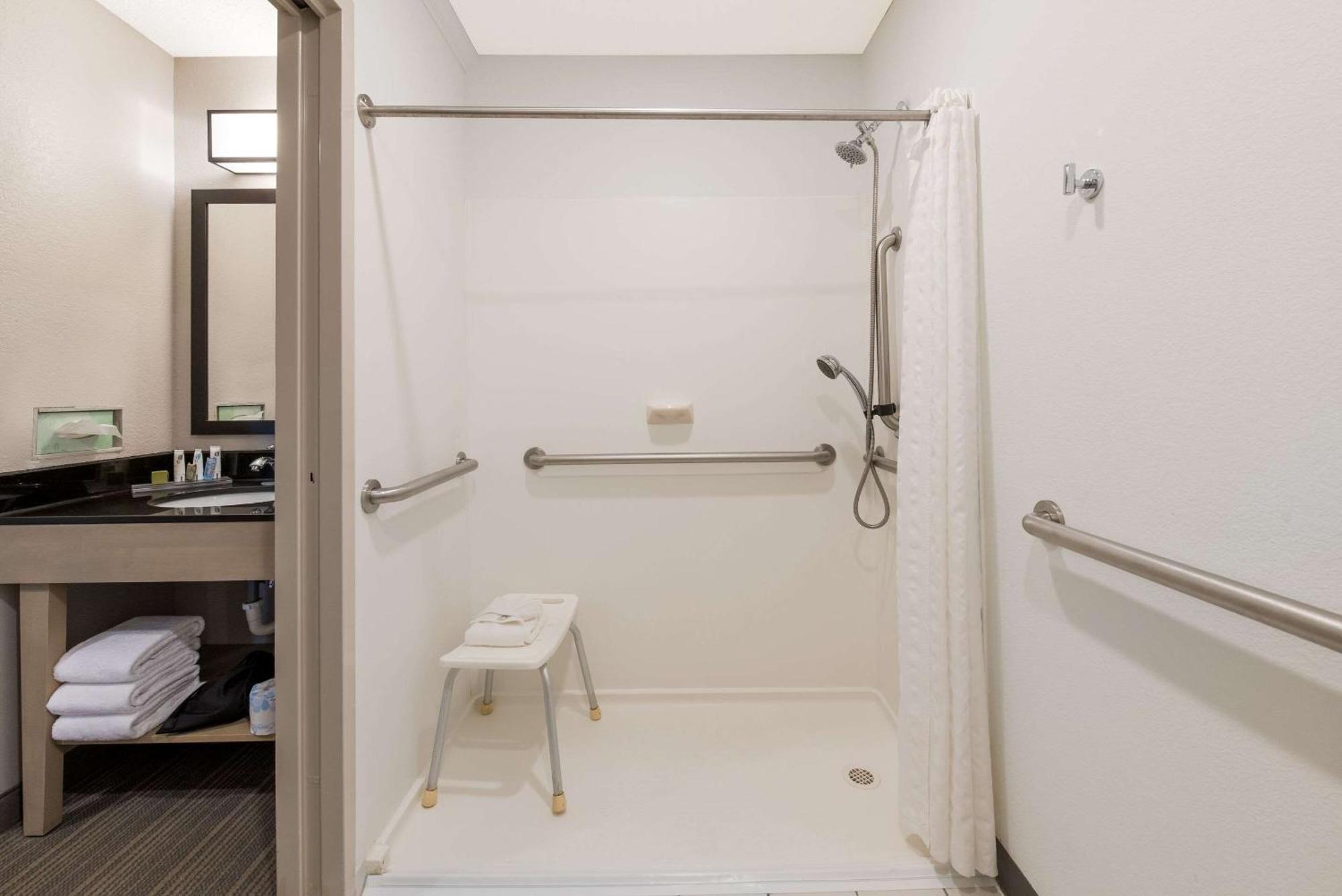 Country Inn & Suites By Radisson, Wichita East, Ks ภายนอก รูปภาพ
