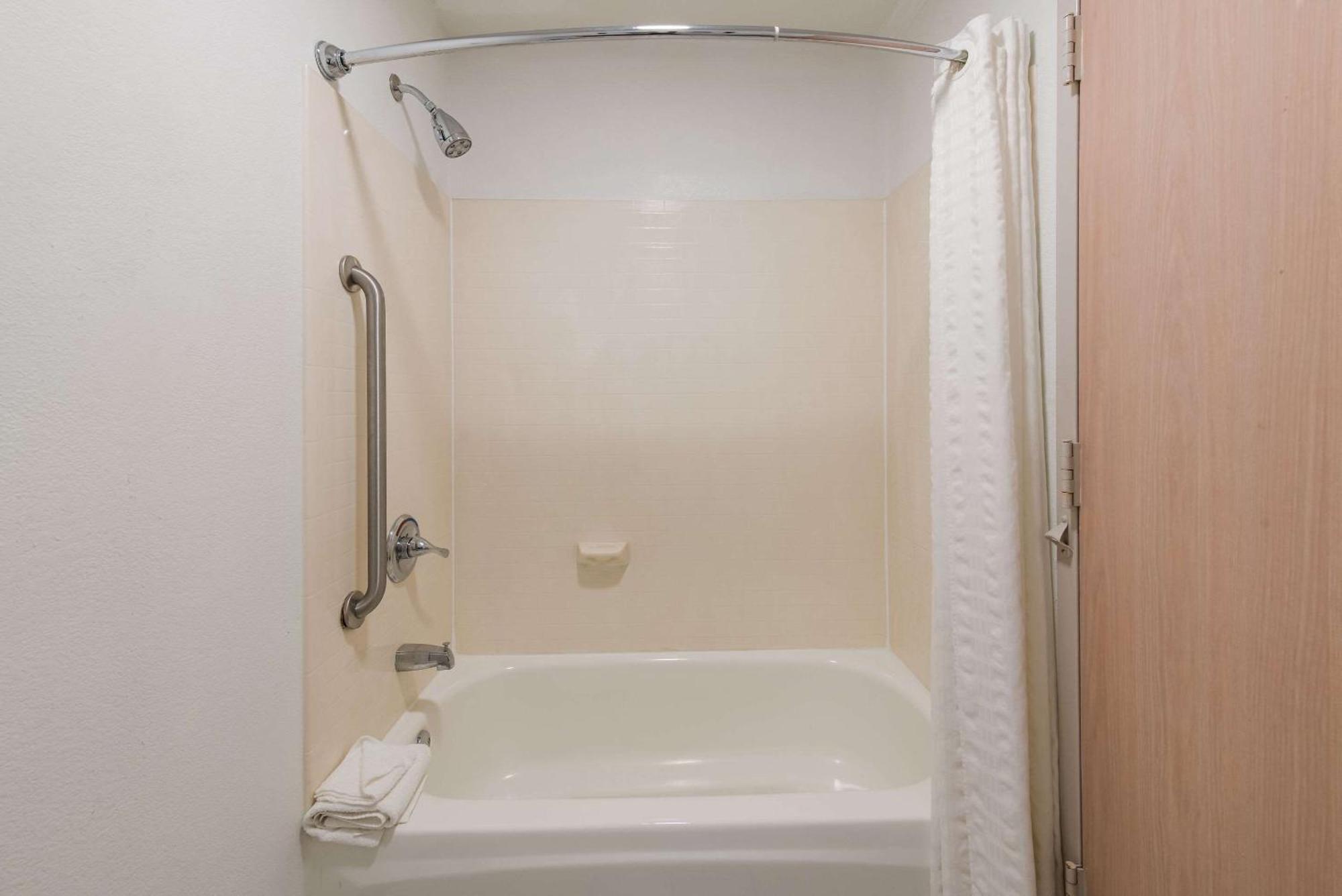 Country Inn & Suites By Radisson, Wichita East, Ks ภายนอก รูปภาพ